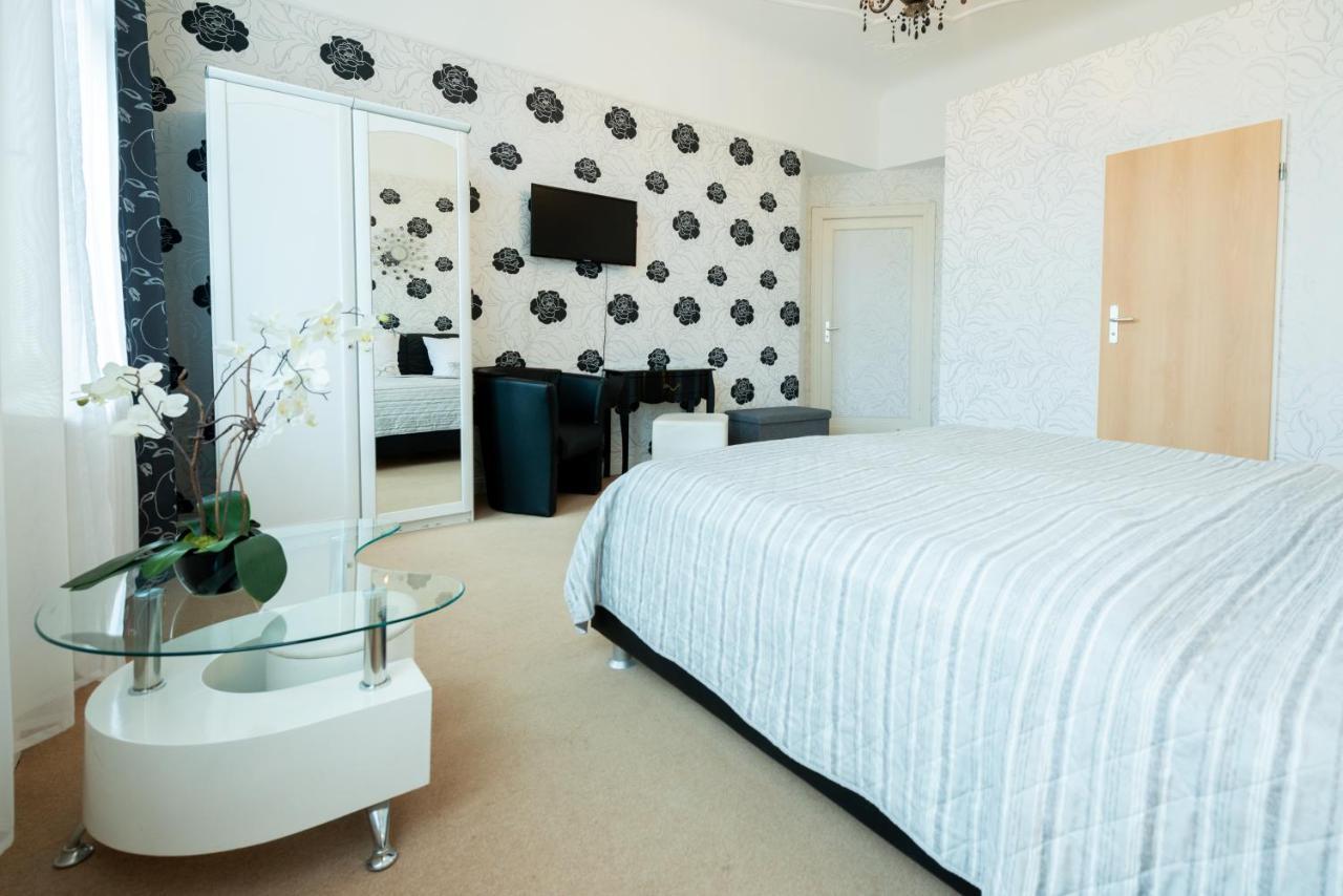 Hotel Pension Dahlem เบอร์ลิน ภายนอก รูปภาพ