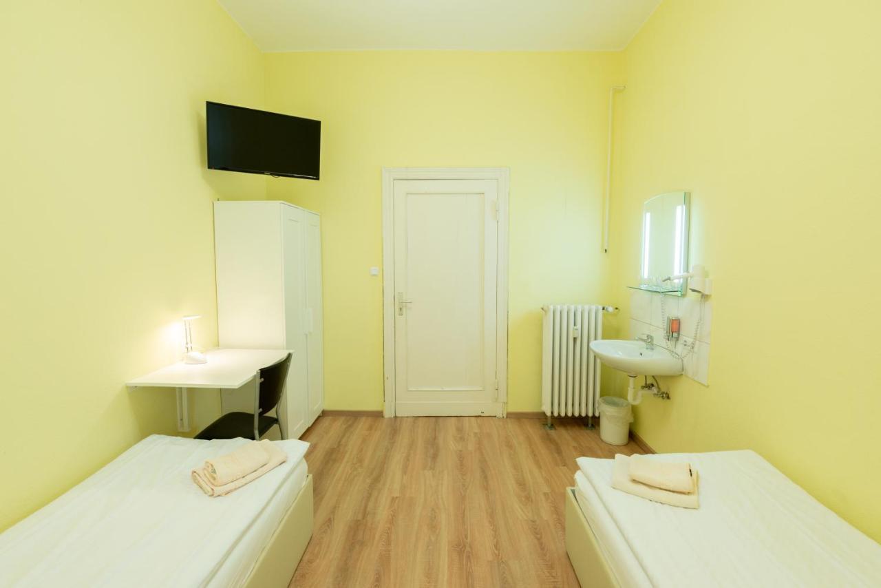 Hotel Pension Dahlem เบอร์ลิน ภายนอก รูปภาพ