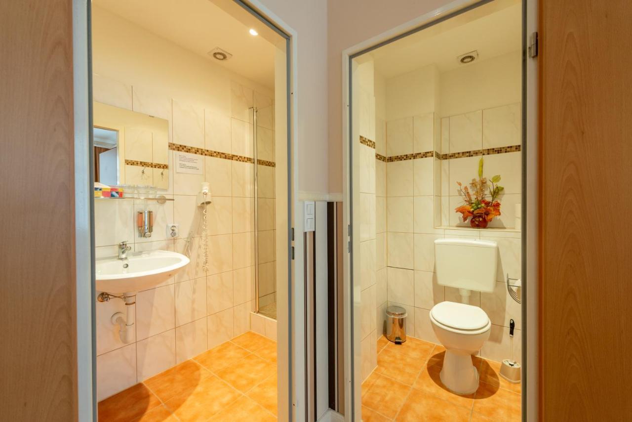 Hotel Pension Dahlem เบอร์ลิน ภายนอก รูปภาพ